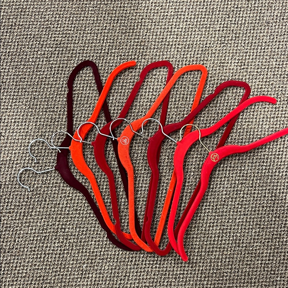 Velvet Hangers 7 Set - Red